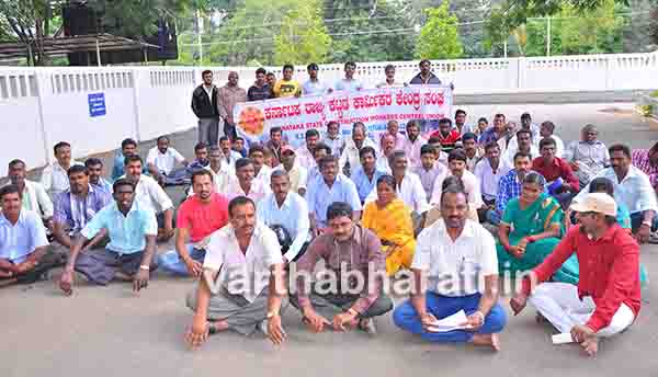 ಹಾಸನ: ಕಾರ್ಮಿಕ ಇಲಾಖೆಯ ಲೋಪ ಖಂಡಿಸಿ ಕಟ್ಟಡ ಕಾರ್ಮಿಕರ ಸಂಘದಿಂದ ಡಿಸಿ ಕಛೇರಿ ಮುಂದೆ ಪ್ರತಿಭಟನೆ